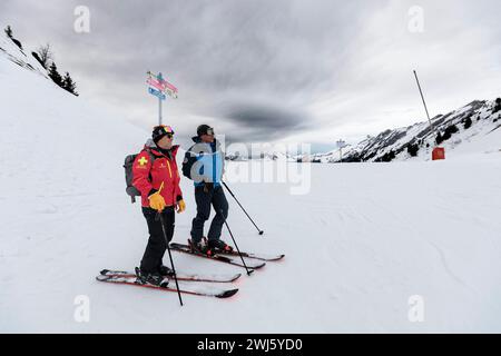 La Clusaz, France. 10 février 2024. © PHOTOPQR/LE DAUPHINE/Grégory YETCHMENIZA ; la Clusaz ; 10/02/2024 ; la Clusaz, le 11 février. Opération de contrôle menée de concert par les pisteurs de la station et le peloton de gendarmerie de haute montagne (PGHM) d'Annecy, sur les pistes de la Clusaz. Photo : Grégory Yetchmeniza/le Dauphiné libéré la Clusaz, France, 11 février 2024 opération de contrôle réalisée conjointement par les trackers de la station et la peloton de gendarmerie de haute montagne (PGHM) d'Annecy, sur les pentes de la Clusaz. Crédit : MAXPPP/Alamy Live News Banque D'Images