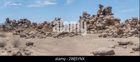 Paysage panoramique avec des tas de rochers de dolérite dans le désert, tourné dans la lumière brillante de fin de printemps au Giants Playground, Keetmansoop, Namibie Banque D'Images