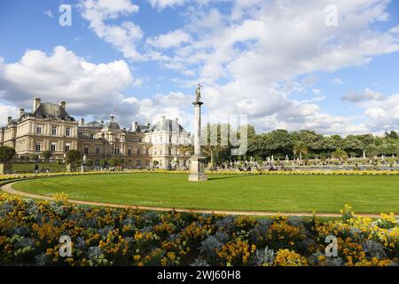 25.04. 2018 - France, Paris - personnes dans les jardins du Luxembourg, jardins publics à la française ou parc avec statues du Palais du Luxembourg, drapeau français Banque D'Images