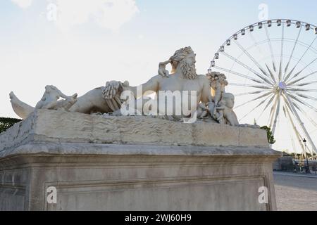 Une statue du Nil des Colossus dans le jardin des Tuileries à Paris contre grande roue Banque D'Images