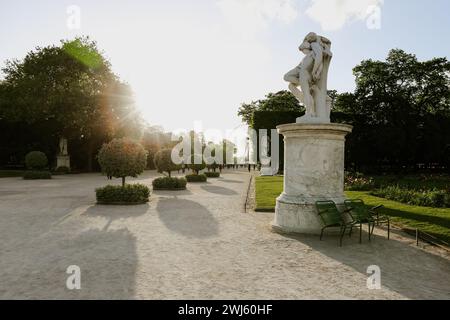 Jardin des Tuileries à Paris et sculpture en pierre du serment de Spartacus par Louis-Ernest Barrias Banque D'Images