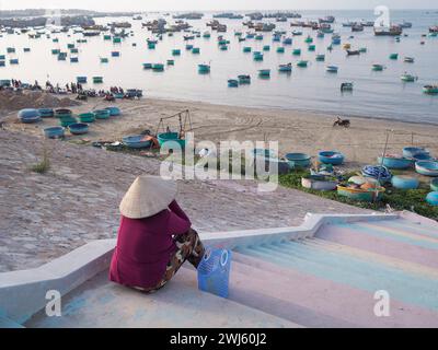 Femme vietnamienne regardant sur la mer - plage de Mui ne, Vietnam Banque D'Images