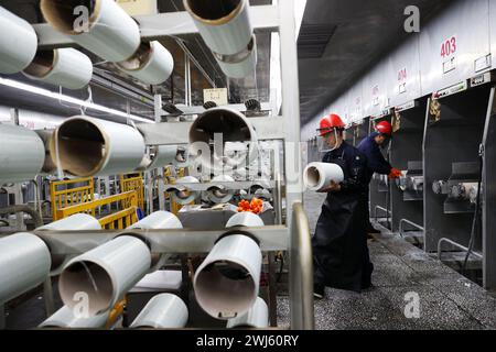 CHONGQING, CHINE - 11 FÉVRIER 2024 - Un travailleur effectue une opération de tréfilage dans l'atelier de production d'une entreprise de fibres de verre à Chongqing, CH Banque D'Images