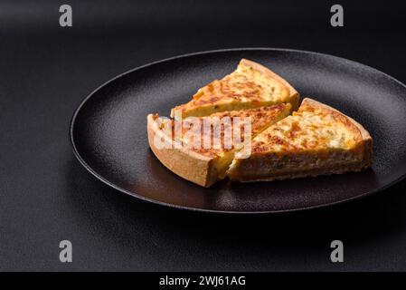 Belle délicieuse tarte à la quiche avec quatre types de fromage avec des épices et des herbes Banque D'Images