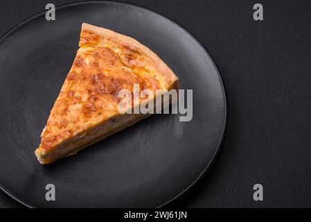 Belle délicieuse tarte à la quiche avec quatre types de fromage avec des épices et des herbes Banque D'Images