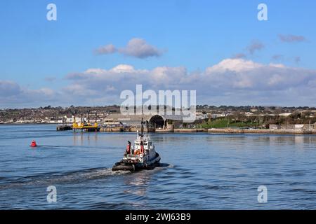 Les fidèles du SD sur l'Hamoaze naviguent vers South Yard, Devonport. River Tamar et Mutton Cove offrent une toile de fond, Banque D'Images