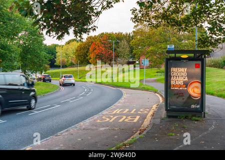 Voitures passant arrêt de bus à Crowthorne Road, Bracknell, Berkshire Banque D'Images