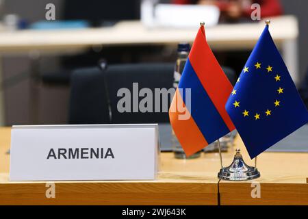 Bruxelles, Belgique. 13 février 2024. Drapeaux de l'Union européenne et de la République d'Arménie dans les bureaux de l'UE avant le Conseil de partenariat UE-Arménie, Bruxelles, Belgique, le 13 février 2024. Crédit : ALEXANDROS MICHAILIDIS/Alamy Live News Banque D'Images