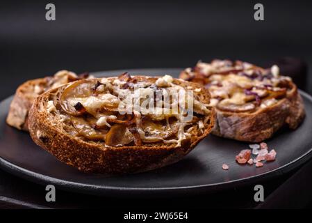 Délicieux pain grillé croustillant ou bruschetta avec oignon frit Banque D'Images