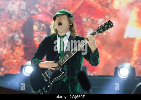 Die australische Rockband AC/DC mit Sänger Brian Johnson 67, mit Mütze und Gitarrist Angus Young 60, in Schuluniforme auf ihrer Rock or Bust Tour vor rund 75,000 fans in der Flutrinne Ostragehege Dresden. unterstützt werden die beiden von Stevie Young Ersatz für den an Demenz erkrankten Malcolm, Cliff Williams Bass und Drummer Chris Slade für Phil Rudd, der sich in Neuseeland wegen Morddrohungen verantworten muss. *** Le groupe de rock australien AC DC avec le chanteur Brian Johnson 67, avec la casquette et guitariste Angus Young 60, en uniforme scolaire sur leur Rock or Bust Tour devant environ 75 000 fans Banque D'Images