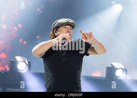 Die australische Rockband AC/DC mit Sänger Brian Johnson 67, mit Mütze und Gitarrist Angus Young 60, in Schuluniforme auf ihrer Rock or Bust Tour vor rund 75,000 fans in der Flutrinne Ostragehege Dresden. unterstützt werden die beiden von Stevie Young Ersatz für den an Demenz erkrankten Malcolm, Cliff Williams Bass und Drummer Chris Slade für Phil Rudd, der sich in Neuseeland wegen Morddrohungen verantworten muss. *** Le groupe de rock australien AC DC avec le chanteur Brian Johnson 67, avec la casquette et guitariste Angus Young 60, en uniforme scolaire sur leur Rock or Bust Tour devant environ 75 000 fans Banque D'Images