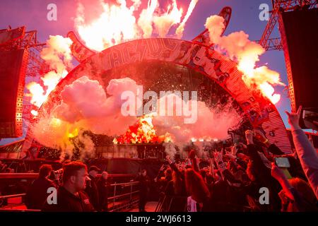 Die australische Rockband AC/DC mit Sänger Brian Johnson 67, mit Mütze und Gitarrist Angus Young 60, in Schuluniforme auf ihrer Rock or Bust Tour vor rund 75,000 fans in der Flutrinne Ostragehege Dresden. unterstützt werden die beiden von Stevie Young Ersatz für den an Demenz erkrankten Malcolm, Cliff Williams Bass und Drummer Chris Slade für Phil Rudd, der sich in Neuseeland wegen Morddrohungen verantworten muss. *** Le groupe de rock australien AC DC avec le chanteur Brian Johnson 67, avec la casquette et guitariste Angus Young 60, en uniforme scolaire sur leur Rock or Bust Tour devant environ 75 000 fans Banque D'Images