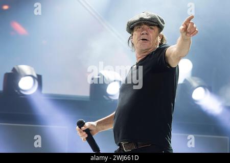 Die australische Rockband AC/DC mit Sänger Brian Johnson 67, mit Mütze und Gitarrist Angus Young 60, in Schuluniforme auf ihrer Rock or Bust Tour vor rund 75,000 fans in der Flutrinne Ostragehege Dresden. unterstützt werden die beiden von Stevie Young Ersatz für den an Demenz erkrankten Malcolm, Cliff Williams Bass und Drummer Chris Slade für Phil Rudd, der sich in Neuseeland wegen Morddrohungen verantworten muss. *** Le groupe de rock australien AC DC avec le chanteur Brian Johnson 67, avec la casquette et guitariste Angus Young 60, en uniforme scolaire sur leur Rock or Bust Tour devant environ 75 000 fans Banque D'Images