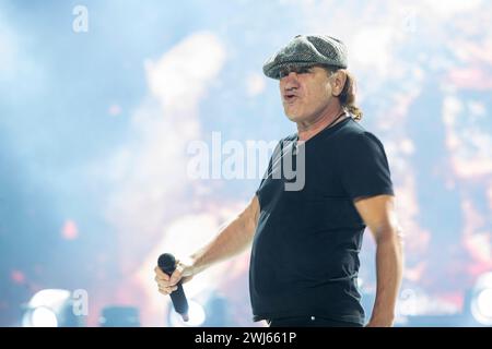 Die australische Rockband AC/DC mit Sänger Brian Johnson 67, mit Mütze und Gitarrist Angus Young 60, in Schuluniforme auf ihrer Rock or Bust Tour vor rund 75,000 fans in der Flutrinne Ostragehege Dresden. unterstützt werden die beiden von Stevie Young Ersatz für den an Demenz erkrankten Malcolm, Cliff Williams Bass und Drummer Chris Slade für Phil Rudd, der sich in Neuseeland wegen Morddrohungen verantworten muss. *** Le groupe de rock australien AC DC avec le chanteur Brian Johnson 67, avec la casquette et guitariste Angus Young 60, en uniforme scolaire sur leur Rock or Bust Tour devant environ 75 000 fans Banque D'Images
