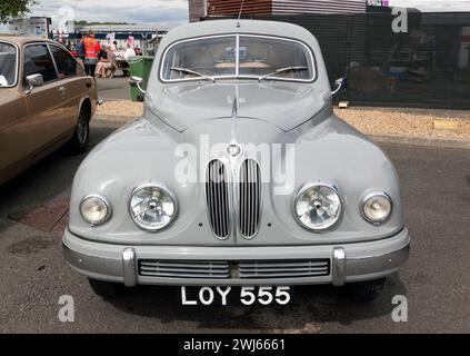 Vue de face d'une berline bleu clair, 1953, Bristol 403, exposée au festival Silverstone 2023 Banque D'Images