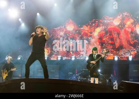 Die australische Rockband AC/DC mit Sänger Brian Johnson 67, mit Mütze und Gitarrist Angus Young 60, in Schuluniforme auf ihrer Rock or Bust Tour vor rund 75,000 fans in der Flutrinne Ostragehege Dresden. unterstützt werden die beiden von Stevie Young Ersatz für den an Demenz erkrankten Malcolm, Cliff Williams Bass und Drummer Chris Slade für Phil Rudd, der sich in Neuseeland wegen Morddrohungen verantworten muss. *** Le groupe de rock australien AC DC avec le chanteur Brian Johnson 67, avec la casquette et guitariste Angus Young 60, en uniforme scolaire sur leur Rock or Bust Tour devant environ 75 000 fans Banque D'Images