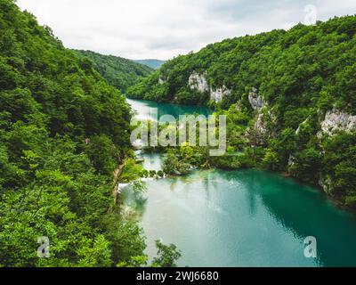 Une vue panoramique sur la forêt verdoyante et une rivière sereine dans le parc national des lacs de Plitvice, Croatie Banque D'Images