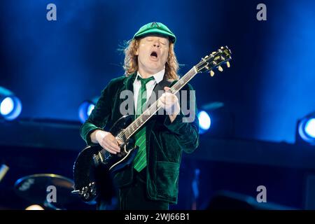 Die australische Rockband AC/DC mit Sänger Brian Johnson 67, mit Mütze und Gitarrist Angus Young 60, in Schuluniforme auf ihrer Rock or Bust Tour vor rund 75,000 fans in der Flutrinne Ostragehege Dresden. unterstützt werden die beiden von Stevie Young Ersatz für den an Demenz erkrankten Malcolm, Cliff Williams Bass und Drummer Chris Slade für Phil Rudd, der sich in Neuseeland wegen Morddrohungen verantworten muss. *** Le groupe de rock australien AC DC avec le chanteur Brian Johnson 67, avec la casquette et guitariste Angus Young 60, en uniforme scolaire sur leur Rock or Bust Tour devant environ 75 000 fans Banque D'Images