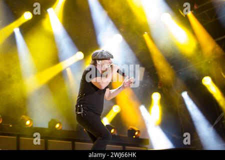 Die australische Rockband AC/DC mit Sänger Brian Johnson 67, mit Mütze und Gitarrist Angus Young 60, in Schuluniforme auf ihrer Rock or Bust Tour vor rund 75,000 fans in der Flutrinne Ostragehege Dresden. unterstützt werden die beiden von Stevie Young Ersatz für den an Demenz erkrankten Malcolm, Cliff Williams Bass und Drummer Chris Slade für Phil Rudd, der sich in Neuseeland wegen Morddrohungen verantworten muss. *** Le groupe de rock australien AC DC avec le chanteur Brian Johnson 67, avec la casquette et guitariste Angus Young 60, en uniforme scolaire sur leur Rock or Bust Tour devant environ 75 000 fans Banque D'Images
