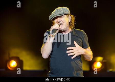 Die australische Rockband AC/DC mit Sänger Brian Johnson 67, mit Mütze und Gitarrist Angus Young 60, in Schuluniforme auf ihrer Rock or Bust Tour vor rund 75,000 fans in der Flutrinne Ostragehege Dresden. unterstützt werden die beiden von Stevie Young Ersatz für den an Demenz erkrankten Malcolm, Cliff Williams Bass und Drummer Chris Slade für Phil Rudd, der sich in Neuseeland wegen Morddrohungen verantworten muss. *** Le groupe de rock australien AC DC avec le chanteur Brian Johnson 67, avec la casquette et guitariste Angus Young 60, en uniforme scolaire sur leur Rock or Bust Tour devant environ 75 000 fans Banque D'Images