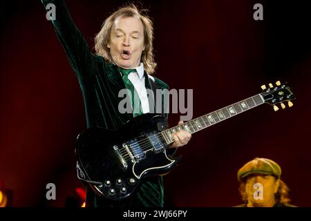 Die australische Rockband AC/DC mit Sänger Brian Johnson 67, mit Mütze und Gitarrist Angus Young 60, in Schuluniforme auf ihrer Rock or Bust Tour vor rund 75,000 fans in der Flutrinne Ostragehege Dresden. unterstützt werden die beiden von Stevie Young Ersatz für den an Demenz erkrankten Malcolm, Cliff Williams Bass und Drummer Chris Slade für Phil Rudd, der sich in Neuseeland wegen Morddrohungen verantworten muss. *** Le groupe de rock australien AC DC avec le chanteur Brian Johnson 67, avec la casquette et guitariste Angus Young 60, en uniforme scolaire sur leur Rock or Bust Tour devant environ 75 000 fans Banque D'Images