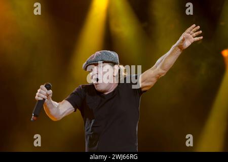 Die australische Rockband AC/DC mit Sänger Brian Johnson 67, mit Mütze und Gitarrist Angus Young 60, in Schuluniforme auf ihrer Rock or Bust Tour vor rund 75,000 fans in der Flutrinne Ostragehege Dresden. unterstützt werden die beiden von Stevie Young Ersatz für den an Demenz erkrankten Malcolm, Cliff Williams Bass und Drummer Chris Slade für Phil Rudd, der sich in Neuseeland wegen Morddrohungen verantworten muss. *** Le groupe de rock australien AC DC avec le chanteur Brian Johnson 67, avec la casquette et guitariste Angus Young 60, en uniforme scolaire sur leur Rock or Bust Tour devant environ 75 000 fans Banque D'Images