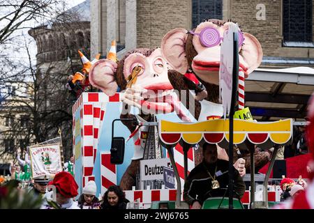 Rosenmontagszug 2024 Köln, 12.02.2024 Affentheater Persiflagewagen. DAS Kölner Verkehrsdezernat und das Straßenchaos in Köln Rosenmontagszug 2024 Köln : Wat e Theater Wat e Jeckespill, 12.02.2024 Köln NRW Deutschland *** Rose Monday procession 2024 Cologne, 12 02 2024 Affentheater Persiflage float le service de la circulation de Cologne et le chaos de la rue à Cologne Rose Monday procession 2024 Cologne Wat e Theater - Wat e Jeckespill, 12 02 2024 Cologne NRW Germany Copyright : xBEAUTIFULxSPORTS/Wunderlx Banque D'Images