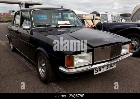 Vue de face d'un Black, 1977, Panther Rio Saloon, exposé au Festival Silverstone 2023 Banque D'Images