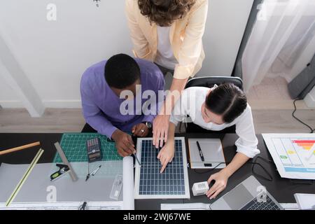 Une équipe multinationale d'architectes et de concepteurs se réunit pour réfléchir à la conception de panneaux de cellules solaires pour les bureaux et les résidents Banque D'Images