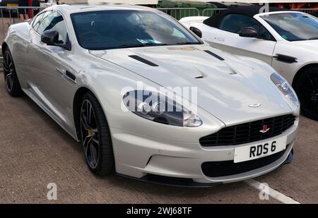 Vue de trois quarts de face d'une Silver, 2012, Aston Martin DBS V12, exposée au Silverstone Festival 2023 Banque D'Images