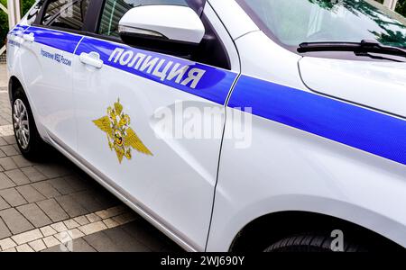 Samara, Russie - 27 mai 2023 : inscription 'police' sur le panneau de la voiture de police russe Banque D'Images