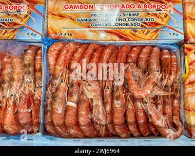 Crevettes fraîches sur l'affichage au détail dans un supermarché, Alicante, Espagne Banque D'Images