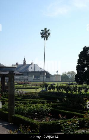 Palace Rose Garden, Royal Botanic Gardens, une vue du Conservatorium of Music - Government House stables par Francis Greenway, Sydney, Australie Banque D'Images