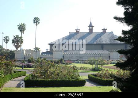 Palace Rose Garden, Royal Botanic Gardens, une vue du Conservatorium of Music - Government House stables par Francis Greenway, Sydney, Australie Banque D'Images