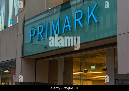 Regardant vers le panneau du magasin Primark sur la rue High à Lincoln. Lincolnshire, Banque D'Images