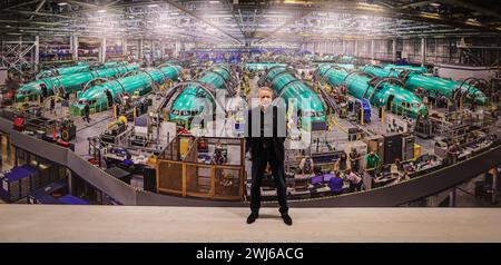 Londres, Royaume-Uni. 13 février 2024. Edward Burtynsky (photo) à côté de Spirit Aerosystems, Boeing 373 fuselage Assembly Plant, Wichita, Kansas, USA, 2018 cette exposition marque la plus grande exposition jamais montée en 40 ans de carrière de l'artiste photographique de renommée mondiale, Edward Burtynsky, qui a consacré sa pratique à témoigner de l'impact de l'industrie humaine sur la planète.Paul Quezada-Neiman/Alamy Live News crédit : Paul Quezada-Neiman/Alamy Live News Banque D'Images