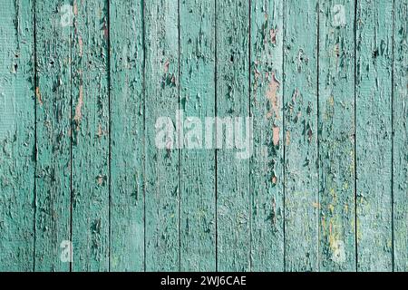 Vieille texture de clôture rustique couleur menthe en bois avec peinture pelable. Banque D'Images