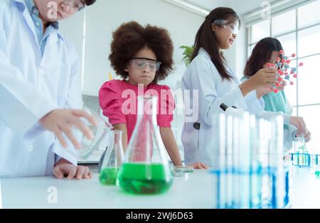 Dans la classe de sciences, un enfant scientifique asiatique expérimentant avec des formules scientifiques avec des produits chimiques Banque D'Images