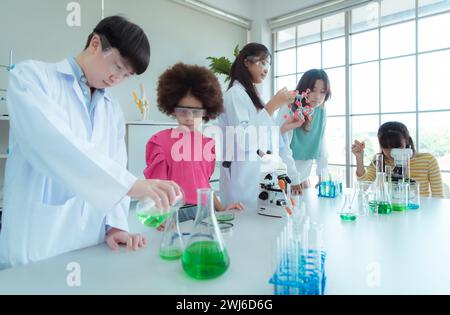 Dans la classe de sciences, un enfant scientifique asiatique expérimentant avec des formules scientifiques avec des produits chimiques Banque D'Images