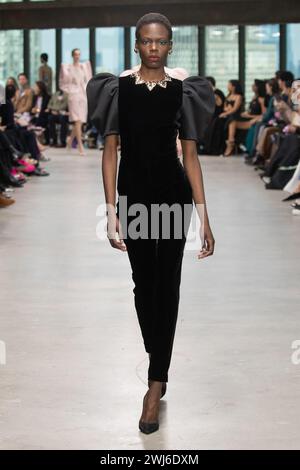 Un mannequin marche sur la piste au défilé Carolina Herrera lors du défilé de mode collections automne hiver 2024 à la Fashion week de New York à New York, NY, le 12 février 2024. (Photo de Jonas Gustavsson/Sipa USA) Banque D'Images