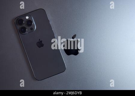 Novi Sad, Serbie - 3 février 2024 : Apple MacBook Pro M2 et iPhone 13 Pro, vue de dessus Banque D'Images