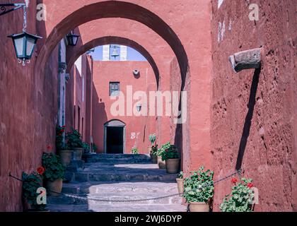 Une promenade dans les ruelles colorées du monastère de Santa Catalina de Siena à Arequipa Banque D'Images