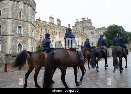 Windsor, Berkshire, Royaume-Uni. 13 février 2024. Les chevaux appartenant au roi et à la reine retournent au château de Windsor un matin pluvieux crédit : Maureen McLean/Alamy Live News Banque D'Images