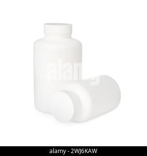 Bocaux à pilules médicales vierges isolés sur blanc Banque D'Images