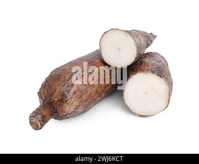 Racines de manioc entières et coupées isolées sur blanc Banque D'Images