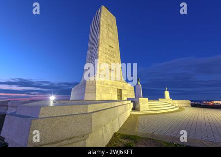 TUEZ DEVIL HILLS, CAROLINE DU NORD - 5 MAI 2023 : le mémorial national des frères Wrights au coucher du soleil. Banque D'Images