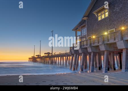 Jennette's Pier à Nags Head, Caroline du Nord, USA à l'aube. Banque D'Images