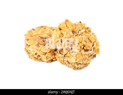 Deux biscuits granola avec des céréales saines et des grains dans le miel isolé sur fond blanc Banque D'Images