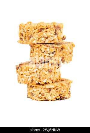 Pile de biscuits granola avec des céréales saines et des grains dans le miel isolé sur fond blanc Banque D'Images