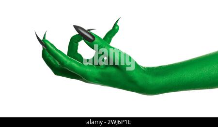Monstre effrayant. Main verte avec griffes isolé sur blanc Banque D'Images